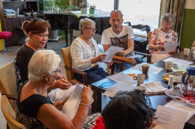 samen lezen aan tafel